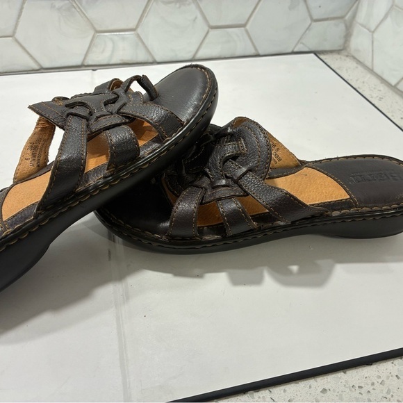 Born Woman’s Black Slide Sandal Size 6 Hand Crafted Leather Shield Design - Picture 6 of 9